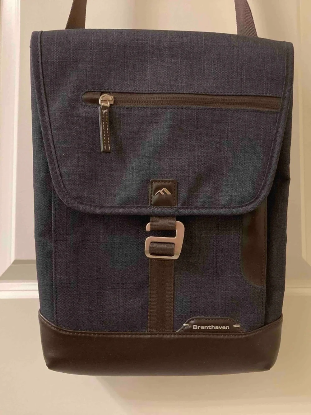 Laptop messenger bag